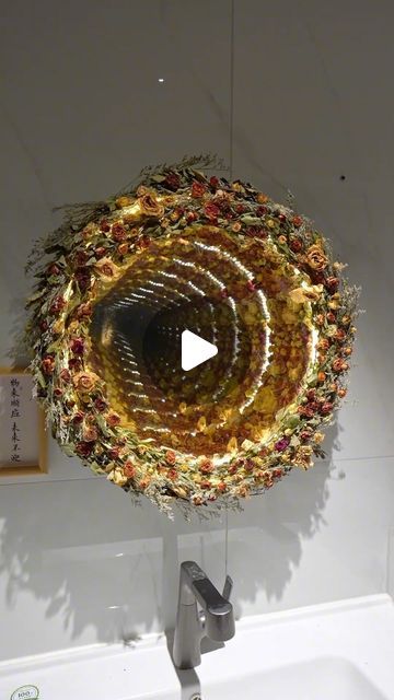 Crafts With Dried Flowers, Diy Infinity Mirror, Mirror Flower Decor, Magic Mirror Diy, Flower Mirror Diy, Mirror Painting Ideas, Infinity Mirror Diy, Mirror Flowers, Mirror With Flowers