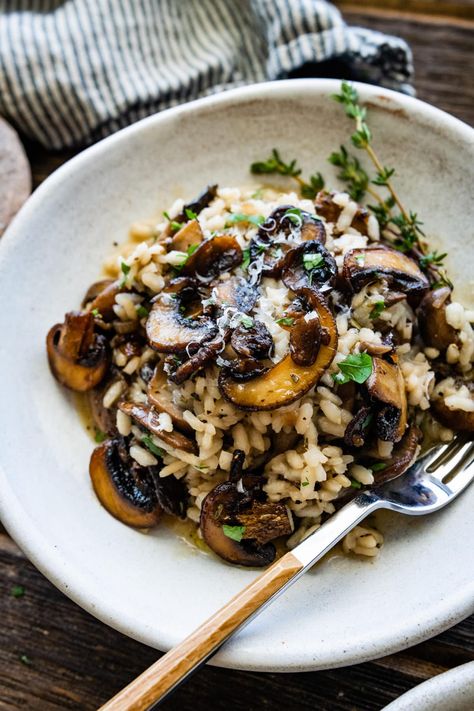 Easy Creamy Mushroom Risotto Recipe Creamy Mushroom Risotto, Italian Christmas Recipes, Creamy Risotto, Calamari Recipes, How To Make Risotto, Mushroom Risotto Recipes, Mushroom Varieties, Fettuccine Alfredo Recipes, Creamy Rice