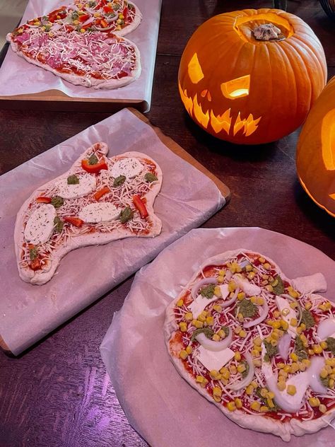 Halloween Shaped Pizza, Halloween Pizza Night, Ghost Shaped Pizza, Halloween Pizza Shapes, Ghost Pizza Halloween, Pumpkin Pizza Halloween, Spooky Pizza Ideas, Pumpkin Shaped Pizza, Halloween Pizza Ideas