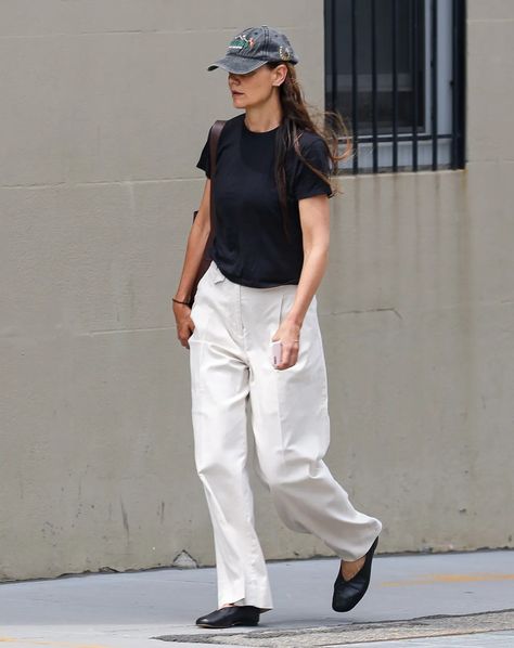 Katie Holmes Wore the Elegant Flats We're Trading In Heels For | Who What Wear Katie Holmes Outfits, Elegant Flat Shoes, Elegant Shoes Flat, Katie Holmes Style, Elegant Flats, Technology Fashion, Celebrity Lifestyle, Music Entertainment, Katie Holmes