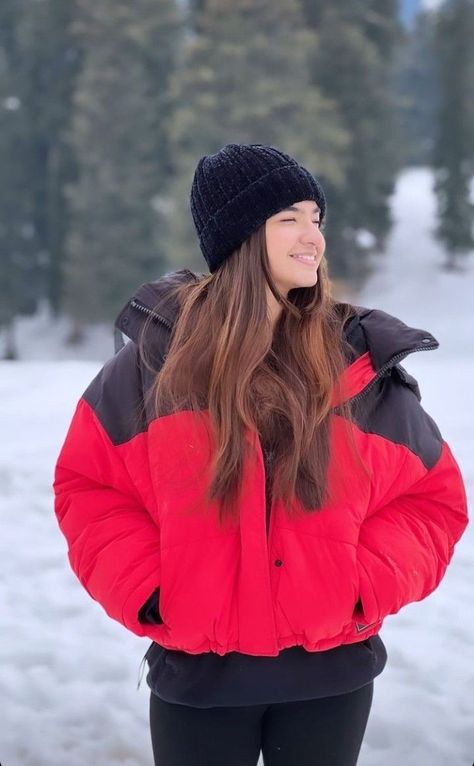 Manali Pics, Kashmir Outfits, Manali Outfit Ideas, Kashmir Trip, Winter Vacation Outfits, Fashion Outfits Casual, Beach Outfit For Women, Snow Photoshoot, Desi Quotes