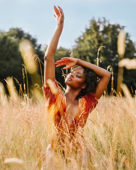 African Photoshoot Ideas Outdoor, Outdoor Photoshoot Ideas For Women Black, Earthy Photoshoot Nature, Outdoor Photo Ideas For Women, Summer Photoshoot Black Women, Field Photoshoot Black Women, Mother Nature Photoshoot Black Women, Pictures In Garden, Nature Model Photoshoot