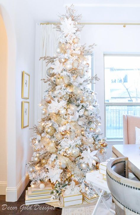 My favorite Christmas Trees of 2018- Decor Gold - Home with Holliday Gold Christmas Trees, Silver And Gold Christmas, Crazy Couple, Gold Christmas Tree Decorations, Christmas Dining Room, Rose Gold Decor, Glam Christmas, Elegant Christmas Trees, Dining Room Style