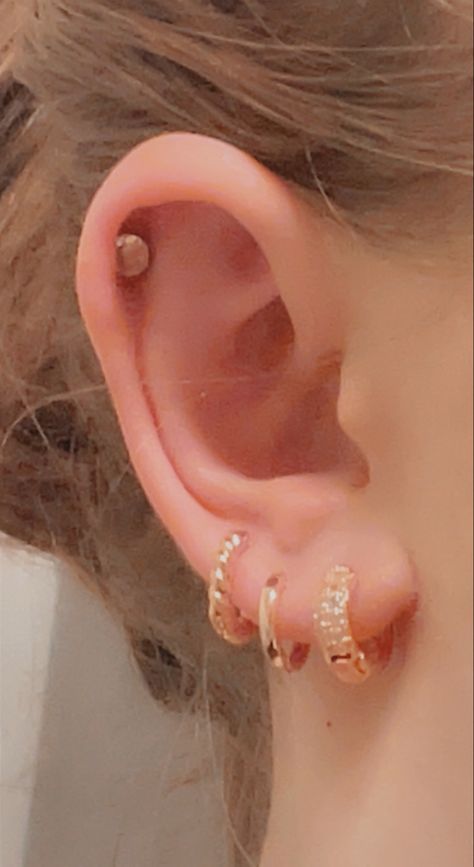 Quad Lobe Piercing, 3 Lobe Piercings Ideas Gold, 4th Lobe Piercing, Triple Lobe, Triple Lobe Piercing, 3 Lobe Piercings, Three Ear Piercings, Lobe Piercings, Cool Piercings