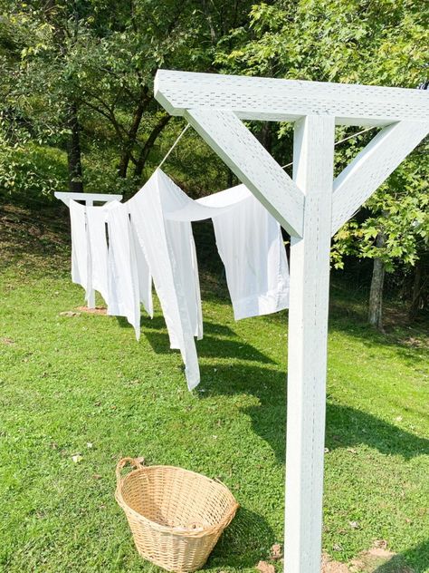 Wooden Clothes Line, Homemade Clothes Line, Diy Clothes Line Outside Simple, Clothes Line Ideas Outdoor Diy, Diy Clothes Line Outside, Outdoor Clothes Lines Ideas, Laundry Lines Outdoor, Clothes Line Ideas Outdoor, Clothesline Ideas Outdoor