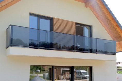 Glass Railing Balcony Exterior Design, Balcony Glass Design Modern, Glass Balcony Railing Modern, Balcony Glass Railing Design, Glass Balcony Ideas, Glass Railing Design, Railing Stainless Steel, Glass Staircase Railing, Glass Balcony Railing