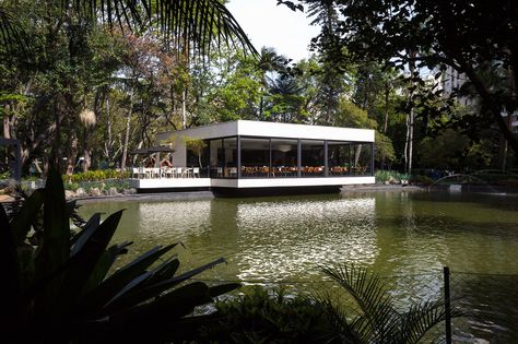 Lakeside Restaurant, Floating Architecture, San Paolo, Wooden Buildings, Restaurant Architecture, Waterfront Restaurant, Restaurant Lighting, Social Housing, Japanese Restaurant