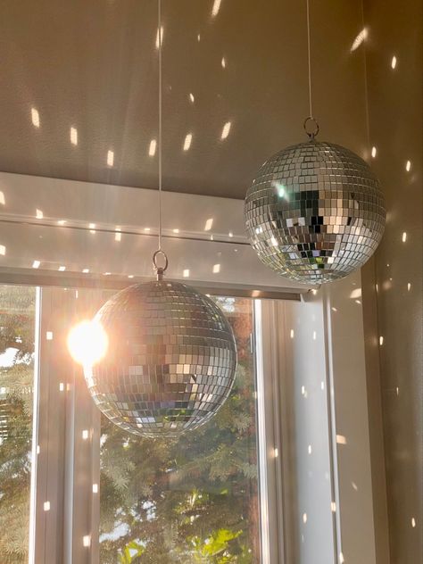 Disco Balls Bedroom, Disco Balls In Bedroom, Disco Aesthetic Decor, Glitterball Decor, Reflective Decor, Glitter Room Decor, Modern Disco Aesthetic, Disco Ball Home, Disco Ball Corner