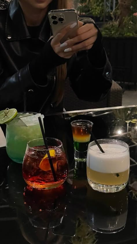 Night Drink Snap, Food Night Aesthetic, Fake Photos For Instagram, Pretty Alcoholic Drinks, Alcohol Aesthetic, Fancy Drinks, Pretty Drinks, Foto Ideas Instagram, Pretty Food