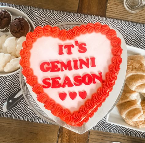 Gemini Bday Cake, Gemini Cake Aesthetic, Gemini Season Cake, Gemini Cake Birthday, Gemini Szn Cake, Birthday Cake Gemini, Gemini Cake Ideas, Gemini Birthday Party, Gemini Birthday Cake