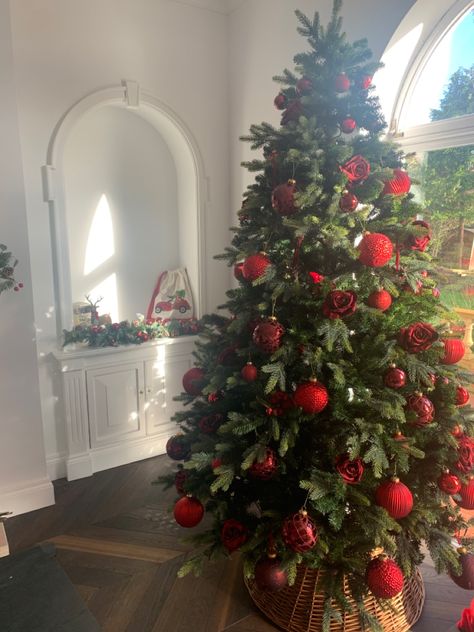 Red Roses On Christmas Tree, Red Baubles Christmas Tree, Baddie Christmas Tree, Roses In Christmas Tree, Christmas Tree With Red Roses, Roses On Christmas Tree, Red Rose Christmas Tree, Christmas Tree With Roses, Red Christmas Tree Decorations Ideas