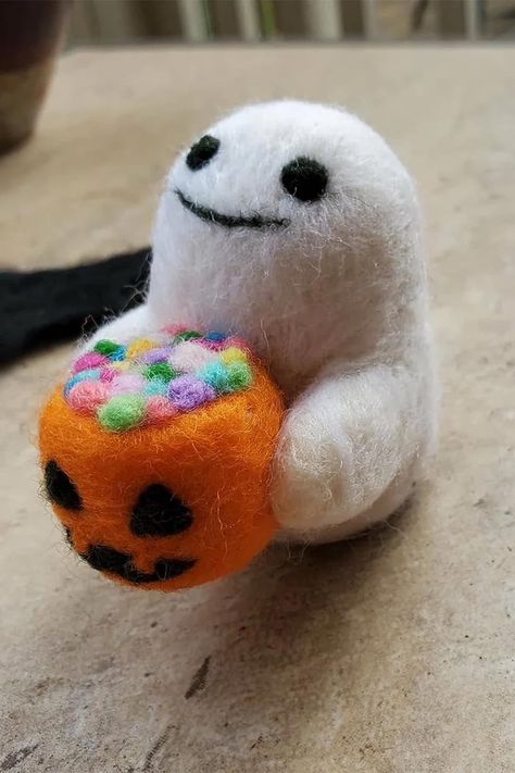 Halloween Needle Felting Projects, Needle Felt Halloween Decorations, Felted Cow, Halloween Felting Ideas, Halloween Needle Felting Ideas, Fall Needle Felting Ideas, Felted Halloween, Needle Felted Halloween Ideas, Needle Felted Ghost