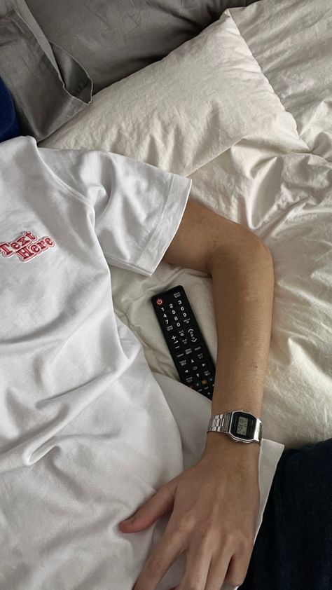 Bed Minimal, Minimal Tshirt, Aesthetic Boys Outfit, White Tshirt Outfit, Free Spirit Art, Casio Vintage Watch, Aesthetic Era, Casio Vintage, Simple Casual Outfits