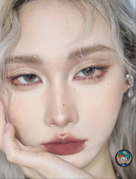 Makeup For Cold Skin Tone, White Inner Corner Eye Makeup, Cold Tone Makeup, Cool Tone Makeup Looks, Cool Toned Makeup Looks, Doujin Makeup Trend, Cold Skin Tone, Warm Makeup, Natural Fake Eyelashes