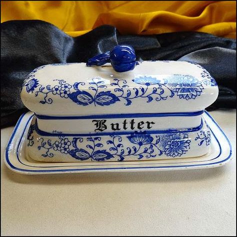 JP: Blue Onion Vintage Butter Dish Decor Baskets, Blue Willow China, Art Chinois, Vintage Jewelry Antique, Blue Dishes, Blue White Decor, Blue Toile, Cheese Dishes, Blue Onion