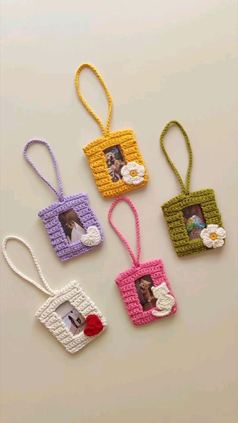 Hand Crafts Ideas Creative For Sale, Crochet Photo Holder, Crochet Framed Art, Crochet Bag Keychain, Crochet Photo Frame, Crochet Diy Tutorial, Woolen Craft, Crochet Butterfly Pattern, Crochet Case