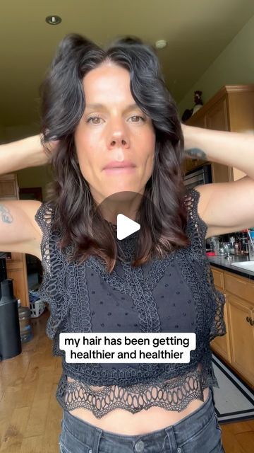 Melanie Sandford | So many people have been asking me what I’ve been doing for my hair health because my hair has been the healthiest. It’s been in a very,... | Instagram Diy Pre Wash Scalp Oil, Botana Oil For Hair, Hair Oiling Before And After, Castor Oil And Rosemary For Hair Growth, Hair Oiling Tips, Hair Oiling Routine, Rosemary For Hair Growth, Dry Scalp Remedy, Rosemary For Hair