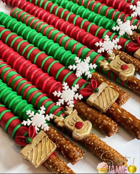 Holiday Pretzels Christmas, Choc Covered Pretzels Christmas, Chocolate Covered Pretzels For Christmas, Christmas Pretzel Rods Holiday Treats, Christmas Themed Chocolate Covered Pretzels, Holiday Party Sweet Treats, Christmas Dessert To Sell, Grinch Pretzel Rods, Christmas Pretzels Rods