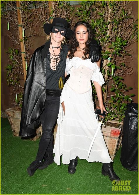 DIY Zorro & Elena Halloween Couple Costume Idea Zorro Costume Women, 80s Couple Costume, Elena Costume, Movie Couples Costumes, Zorro Costume, Cute Couples Costumes, Diy Couples Costumes, Courtney Eaton, Fest Temaer