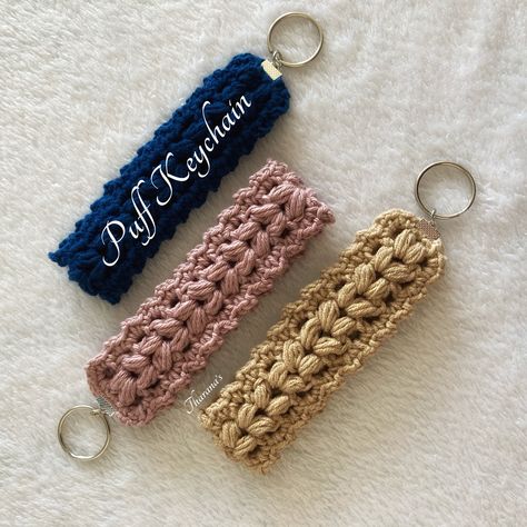 Crochet Key Ring Patterns, Crochet Lanyard Keychain, Crochet Favors, Crocheting Keychain, Crochet Key Wristlet Free Pattern, Free Crochet Wristlet Pattern, Lanyard Crochet Pattern Free, Crochet Lanyard Pattern, Crochet Wristlet Keychain Pattern Free