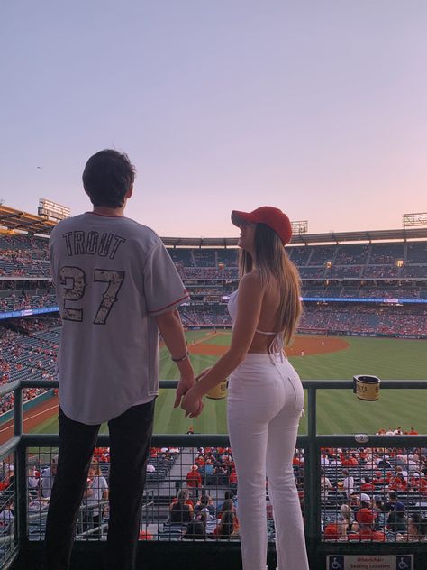 Cute Couple Asethics, Couples Sports, Baseball Aesthetic Couple, Sporty Couples, Football Couple, Baseball Bf Aesthetic, Couples Baseball Game Pictures, Cute Baseball Couples, Baseball Game Aesthetic Couple