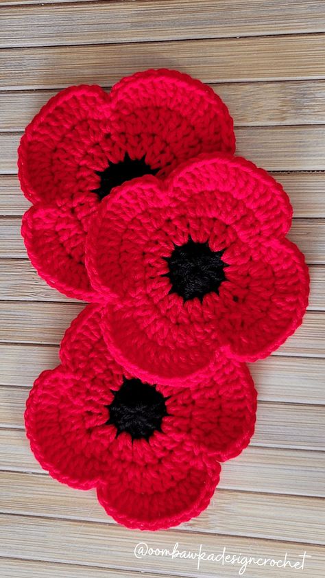 The Cambridge Poppy Project Poppy Free Crocheted Poppy Pattern with video tutorials (left and right handed). Yarn: Caron One Pound - Medium Weight Yarn [4] @yarnspirations Hook: 5 mm (H) Help us reach our goal of 10,000 poppies to create community art projects of Remembrance to honor our Veterans. #poppyproject Knitted Poppy Free Pattern, Crochet Poppy Free Pattern, Novelty Crochet, Crochet Poppy Pattern, Knitted Poppies, Poppy Craft, Crochet Poppy, Crochet Couture, Felted Handbags