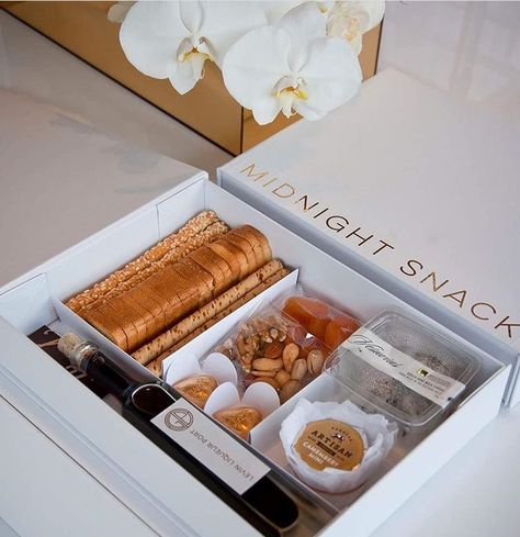 Snack Box Packaging, Wedding Dessert Table Decor, Dessert Box, Diy Food Gifts, Gourmet Breakfast, Midnight Snack, Catering Ideas Food, Dessert Boxes, Catering Ideas