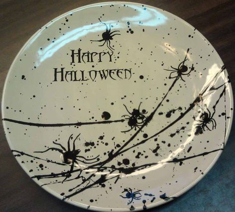 Pottery Hollow in Glen Carbon, IL really knows how to get into the spirit of the season...here's a creepy crawly Tuscany Coupe Dinner Plate (Item #1005, 6/ cs.). Halloween Plates Diy, Plate Painting Ideas, Ceramic Painting Ideas, Halloween Ceramics, Halloween Pottery, Painting Plates, Halloween Platter, Pottery Painting Ideas, Spiders Halloween