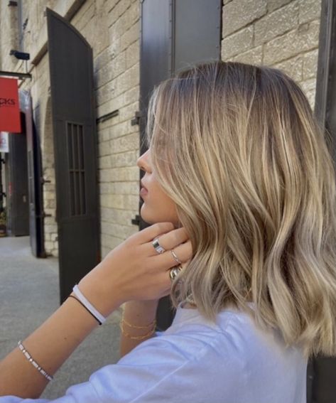 Short Partial Balayage, Bronde Balayage Short Hair Curtain Bangs, Blonde Lowlights In Blonde Hair Fall, Low Lights In Blonde Hair Short, Short Vanilla Blonde Hair, Shirt Hair Balayage, Blonde Collar Bone Length Hair Straight, Lived In Short Blonde Hair, Short Blonde Hair Shadow Root