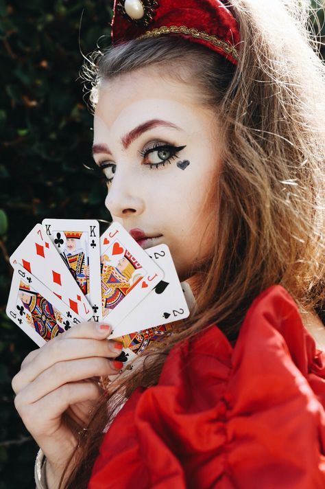 Queen Of Hearts Card, Hearts Playing Cards, Studio Poses, Heart Photography, Card Photography, Themes Photo, Halloween Photoshoot, Classy Photography, Portrait Photography Poses