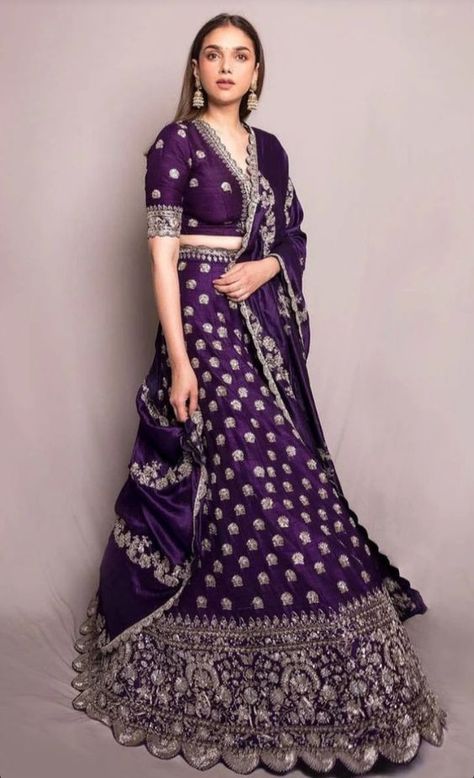 Pin-Worthy Winter Wedding Bridal Outfit Ideas To Save Right Now Lehenga For Party, Latest Lehnga Designs, Wedding Bridal Outfit, Lehenga Color Combinations, Bridal Outfit Ideas, Lehenga Saree Design, Indian Sari Dress, Lehenga Designs Simple, Bridal Outfit