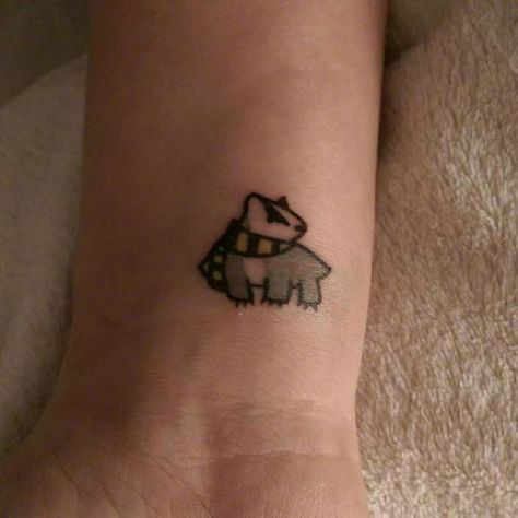 Hufflepuff Tattoo, Tiny Harry Potter Tattoos, Slytherin Tattoo, Badger Tattoo, Fandom Tattoos, A Small Tattoo, Hp Tattoo, Potter Tattoo, Filmy Vintage