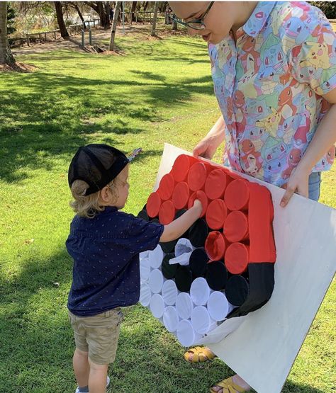 Pokémon Party Pokeball Punch Game usung tissue paper, plastic cups and little prizes. Great alternative to a piñata Pokeball Pinata, Pokemon Punch Game, Pokemon Birthday Games, Pokemon Games For Kids Party, Eevee Birthday Party Ideas, Pokemon Games For Kids, Pokemon Party Games, Pokemon Printables, Pokemon Party Decorations