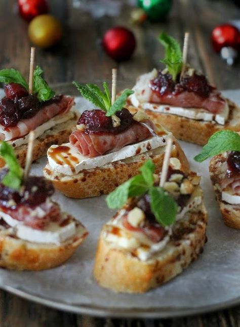 Cranberry, Brie and Prosciutto Crostini with Balsamic Glaze | The Brunette Baker Brie And Prosciutto Crostini, Christmas Entree Ideas, Balsamic Crostini, Fancy Finger Foods, Brie Bruschetta, Brie And Prosciutto, Toast Noel, Prosciutto Brie, Brie Prosciutto