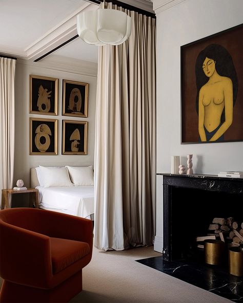 Modern Southern Bedroom, Swanky Apartment, Modern Chic Bedroom, Bedroom Art Deco, Nyc Studio Apartment, Feminine Apartment, Powerful Pose, Parisian Modern, Interior Double Doors