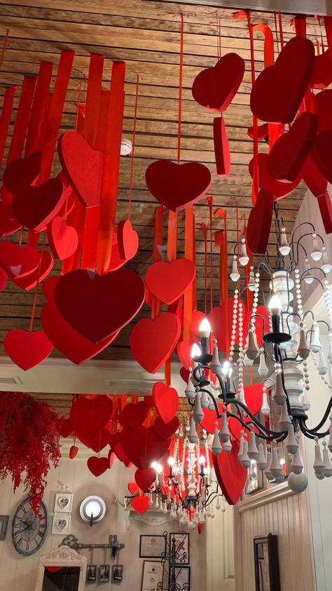 Anniversary Simple Decoration At Home, Giant Heart Decoration, Restaurant Valentines Decor, Valentines Day Restaurant Decor, Valentines Day Decorations Restaurant, Valentine's Day Aesthetic, Valentines Window Display, Valentines Day Aesthetic, Legacy Of Love