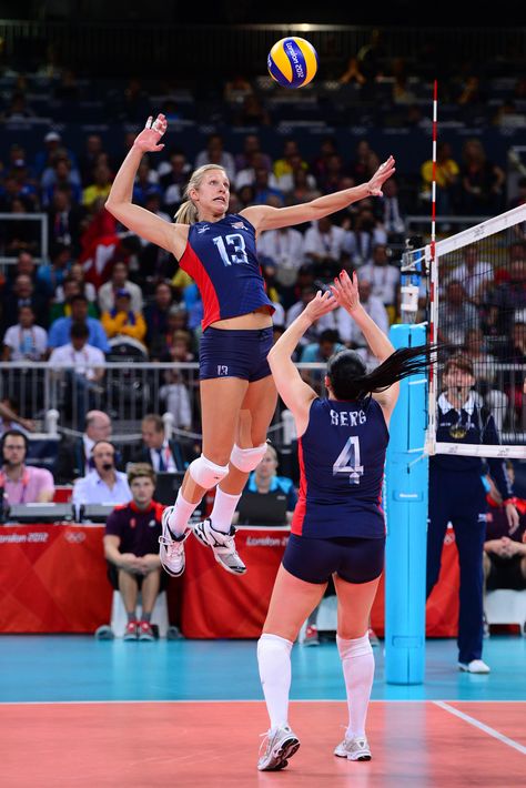 action shot Usa Volleyball Team, Volleyball Hitter, Olympic Volleyball, Volleyball Positions, Professional Volleyball, Volleyball Photography, Usa Volleyball, Volleyball Photos, Female Volleyball Players