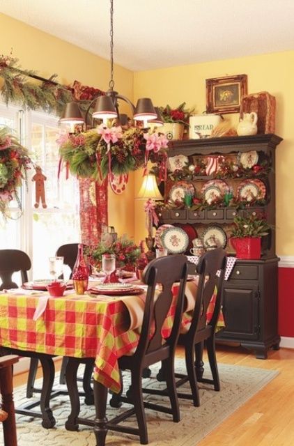 Living Large In Small Spaces - 30 Rooms Filled with the Spirit of Christmas French Country Christmas, Christmas Dining Room, Christmas Kitchen Decor, Christmas Dining, Christmas Decorating Ideas, I Love Christmas, Primitive Christmas, Christmas Kitchen, French Country Decorating