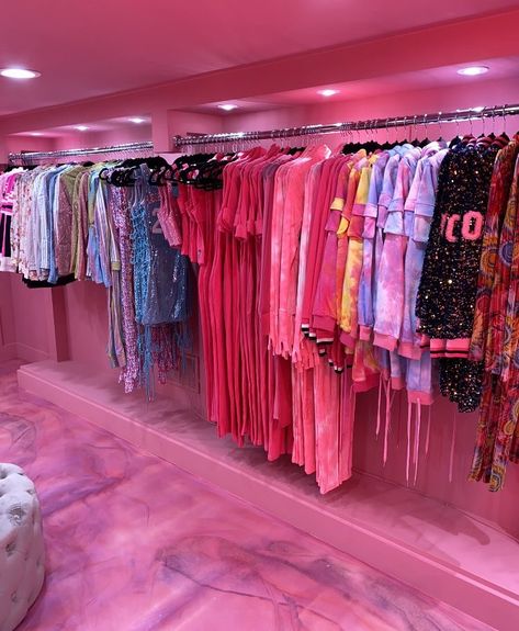 Bars Inside Houses, Cute Dressing Room Ideas Boutique, Baddie Closet Room, Girly Store Design, Neon Closet, Pink Boutique Interior, Boutique Organization, Pink Clothing Store, Baddie Closet