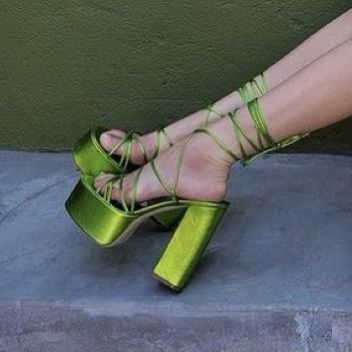 Heels Aesthetic, Dr Shoes, Funky Shoes, Fancy Shoes, Cute Heels, Shoe Inspo, Aesthetic Shoes, Swag Shoes, Green Shoes