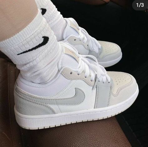 Aesthetic White Sneakers, Nike Jordan Mujer, Zapatillas Aesthetic, Tenis Nike Jordan, Tenis Aesthetic, Jordans Aesthetic, Nike Aesthetic, Nike Tenis, Pretty Sneakers