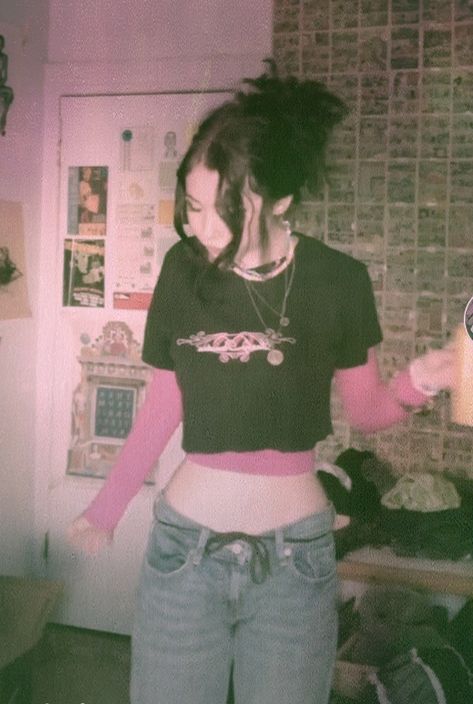 2000s grunge aesthetic credit: london!!! How To Be Grunge, 2000s Grunge Aesthetic, Punk Aesthetic Outfit, Pop Punk Aesthetic, Grunge Girl Aesthetic, 2000s Punk, Goth Gifts, Grunge Fits, 2000s Girl