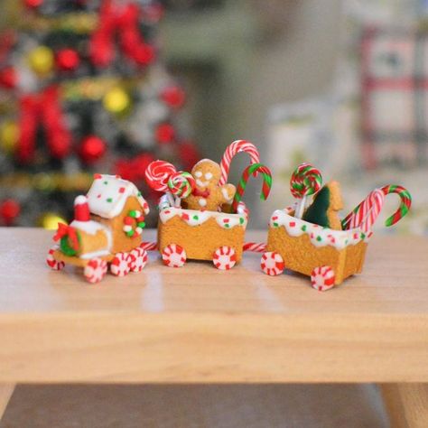 Mini Christmas Decorations Diy, Miniature Gingerbread House, Miniature Christmas Scenes Diy, Polymer Clay Christmas Ideas, Christmas Clay Ideas, Mini Choses, Miniature Candy, Christmas Miniatures, Christmas Village Sets