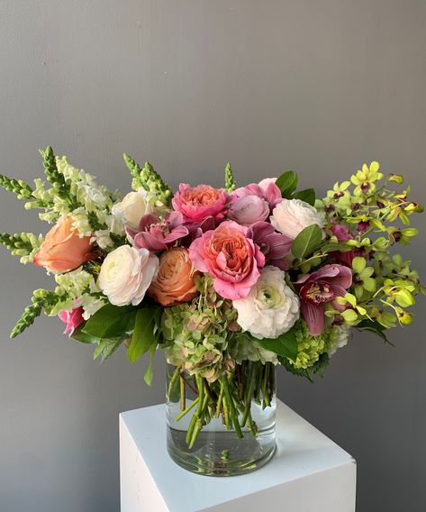 Real Flower Centerpieces, Pink And Yellow Flower Arrangements, Pastel Flowers Wedding, Summer Floral Arrangements, Pastel Flower Bouquet, Arranged Flowers, Roses In Vase, Flowers In Vase, Hydrangea Garden