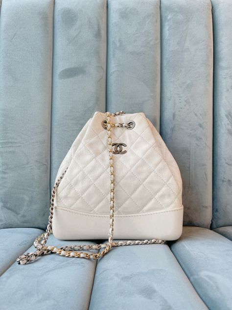 White chanel gabrielle backpack Chanel School Bag, White Chanel Backpack, Chanel Gabrielle Backpack, Chanel Gabrielle Bag, Chanel Gabrielle, Stylish School Bags, Aesthetic Backpack, Chanel White, White Backpack