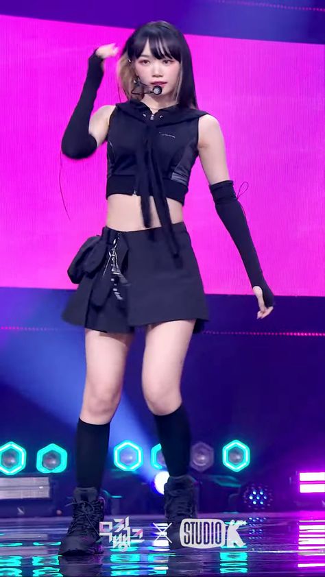 Chaewon Impurities Outfit, Chaewon Impurities, Lesserafim Style, Kpop Stage, Kpop Concert Outfit, Pop Dance, Velvet Fashion, Dance Poses, Show Photos