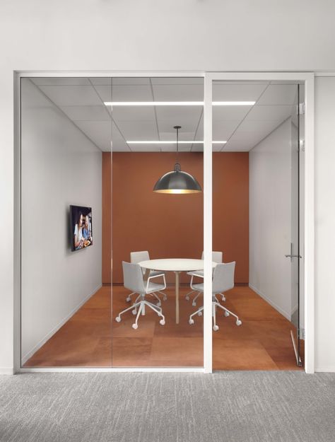 Small Meeting Room, Meeting Room Design, Modern Office Space, Modern Office Interiors, Office Meeting Room, Corporate Office Design, Drop Ceiling, Modern Office Design, Office Entrance