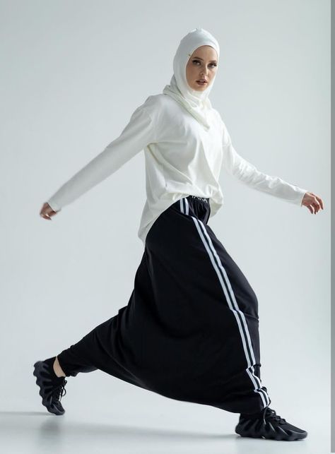 Hijabi Sports Wear, Muslim Sportswear, Sports Abaya, Hijabi Sports Outfit, Suit Hijab, Sportive Outfit, Modest Sportswear, Hijab Sport, Outfit Fitness