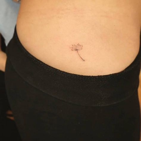 Dandelion seed tattoo on the hip. Seed Tattoo, Dandelion Tattoo Meaning, Dandelion Tattoo Design, 42 Tattoo, Tattoo Hip, Petit Tattoo, Dandelion Tattoo, Large Tattoos, Dainty Tattoos