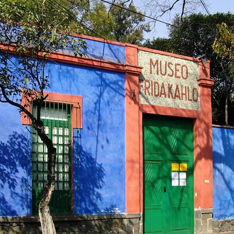 10 choses à savoir sur Frida Kahlo - Le blog d’art contemporain de KAZoART Frida Khalo House, Frida Kahlo Still Life, Frida Kahlo Exhibition, The Blue House Frida Kahlo, Frida Kahlo Diego Rivera, Frida Kahlo House Mexico City, Frida And Diego, Pintura Exterior, House Of Beauty